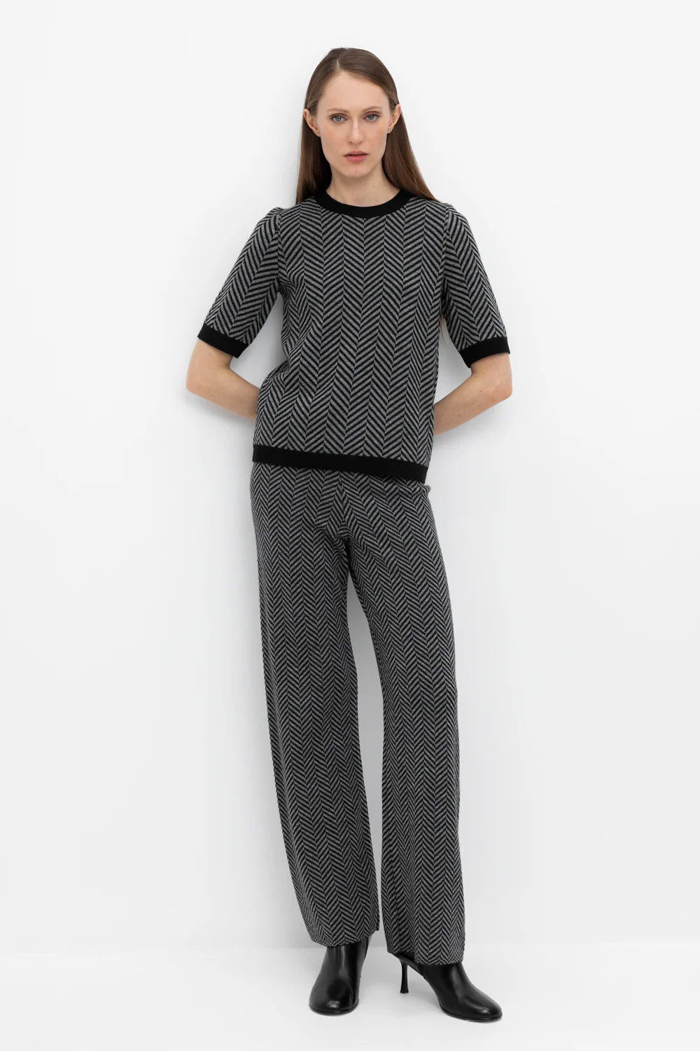 СКИДКИ!! до 31.03.VERY NEAT Брюки ЕВ 437/24ш