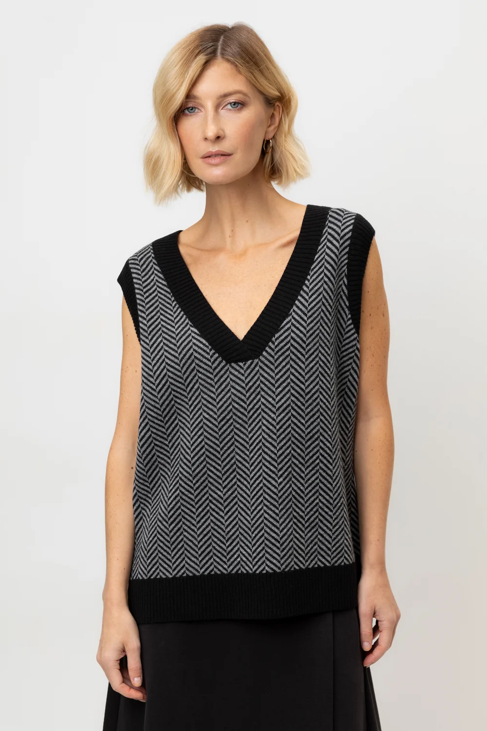 СКИДКИ!! до 31.03.VERY NEAT Жилет ЕВ 30116/24ш